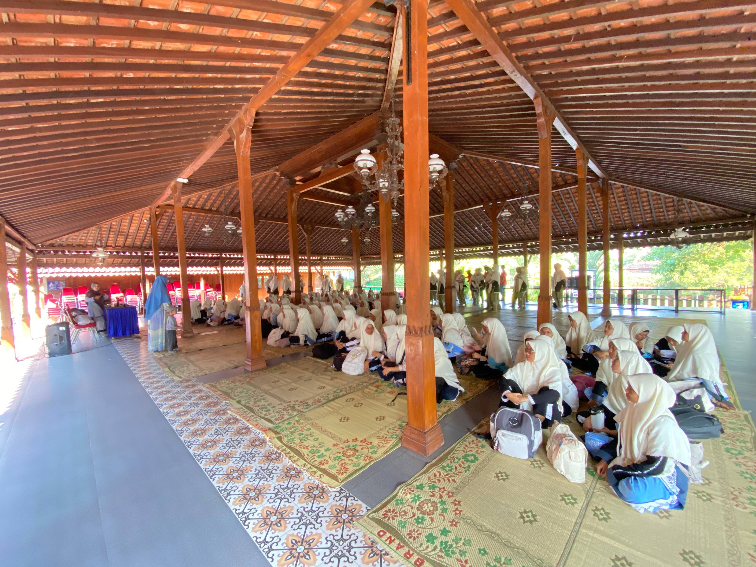 Peserta PPLF Farmasi UNIDA Gontor mengikuti kegiatan kaderisasi kepemimpinan di Rivermoon Klaten