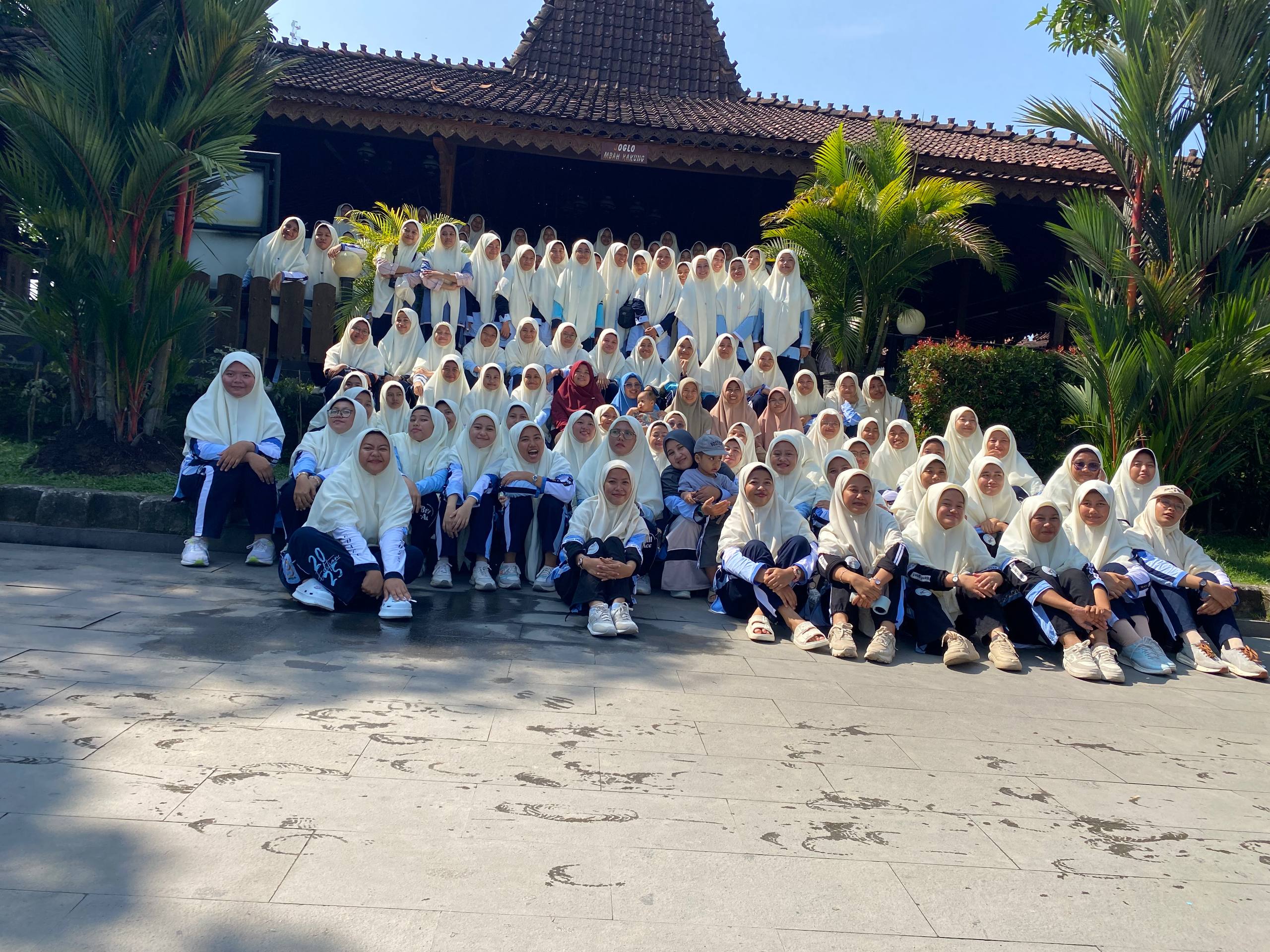 Peserta PPLF Farmasi UNIDA Gontor mengikuti kegiatan kaderisasi kepemimpinan di Rivermoon Klaten