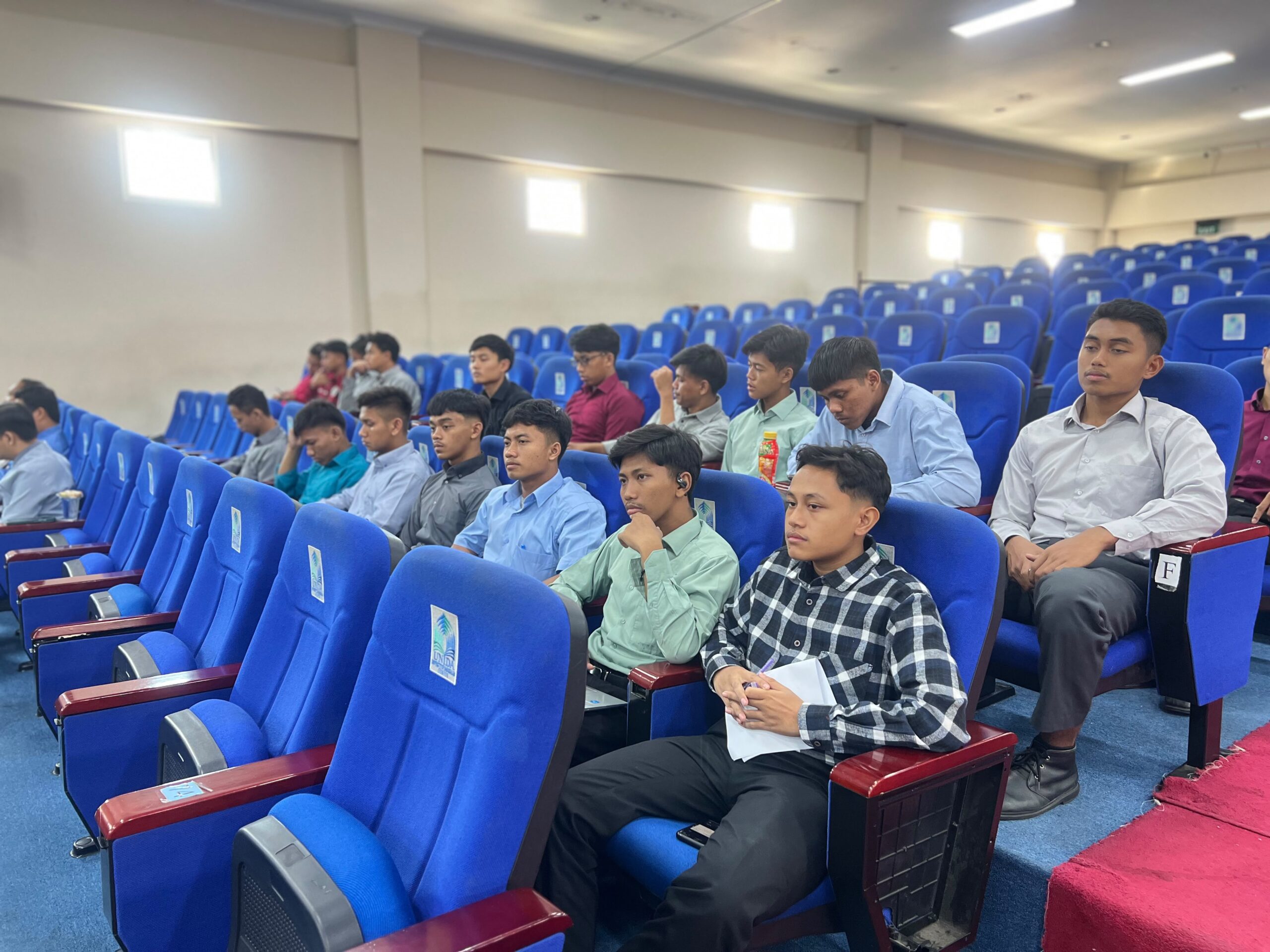Pelatihan kepenulisan dan penggunaan AI dalam karya ilmiah mahasiswa IQT UNIDA Gontor di Hall Gedung Terpadu