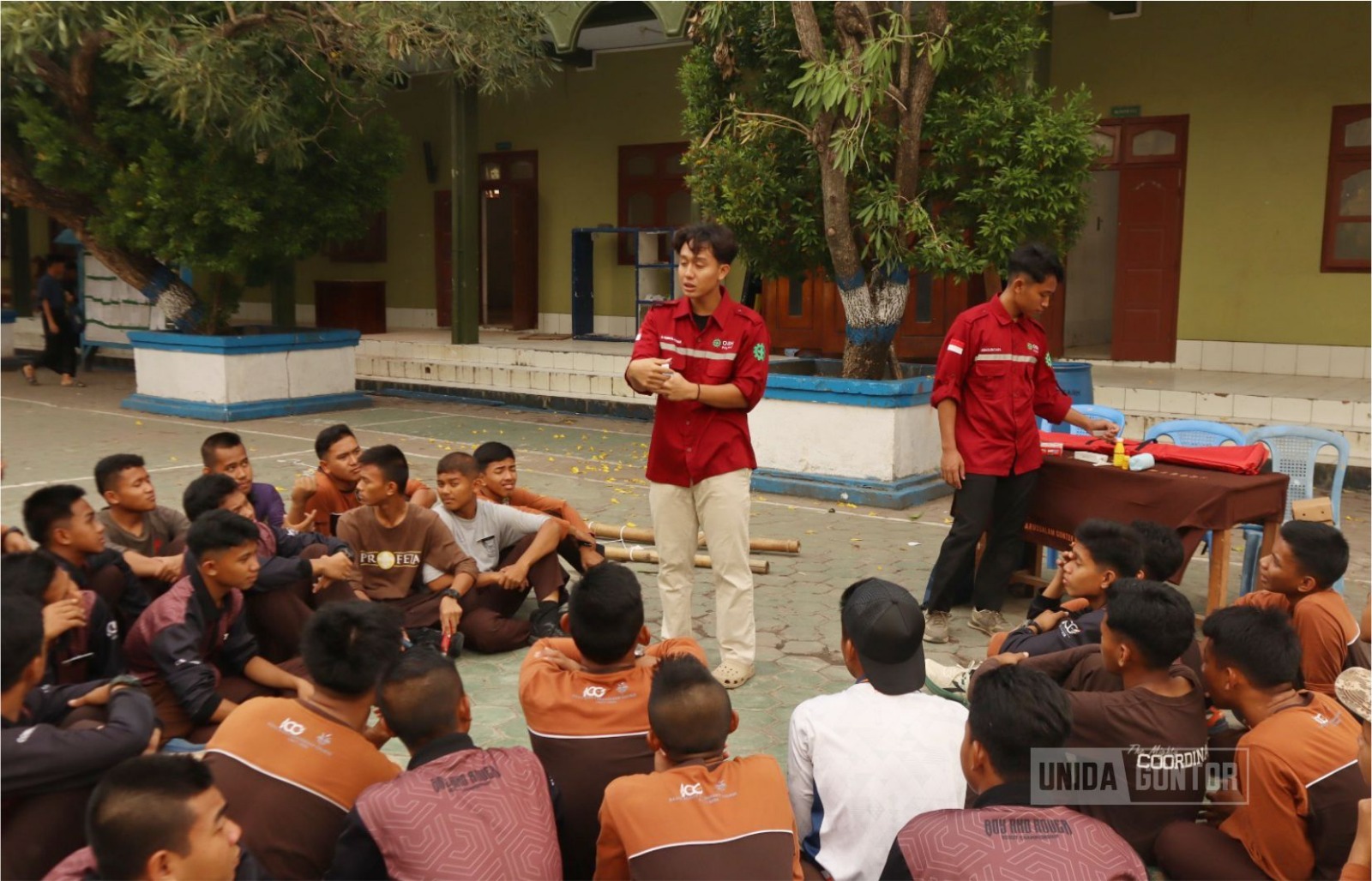 Mahasiswa K3 UNIDA Gontor memberikan pelatihan P3K kepada peserta koordinator Pramuka Pondok Modern Darussalam Gontor