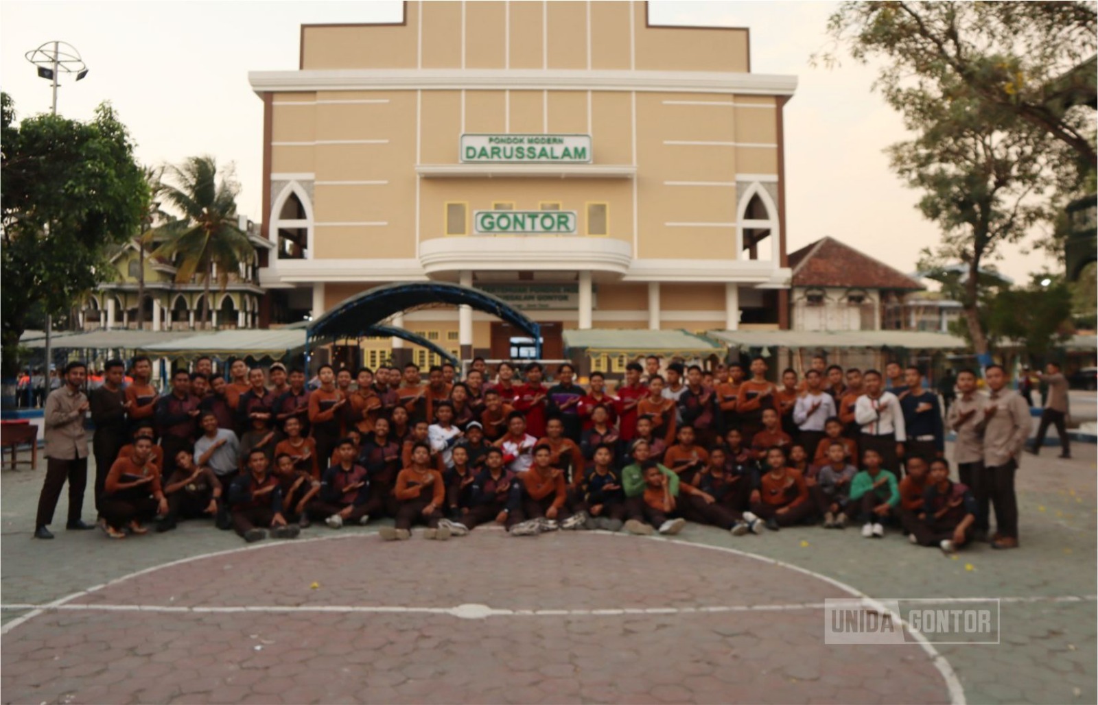 Mahasiswa K3 UNIDA Gontor memberikan pelatihan P3K kepada peserta koordinator Pramuka Pondok Modern Darussalam Gontor