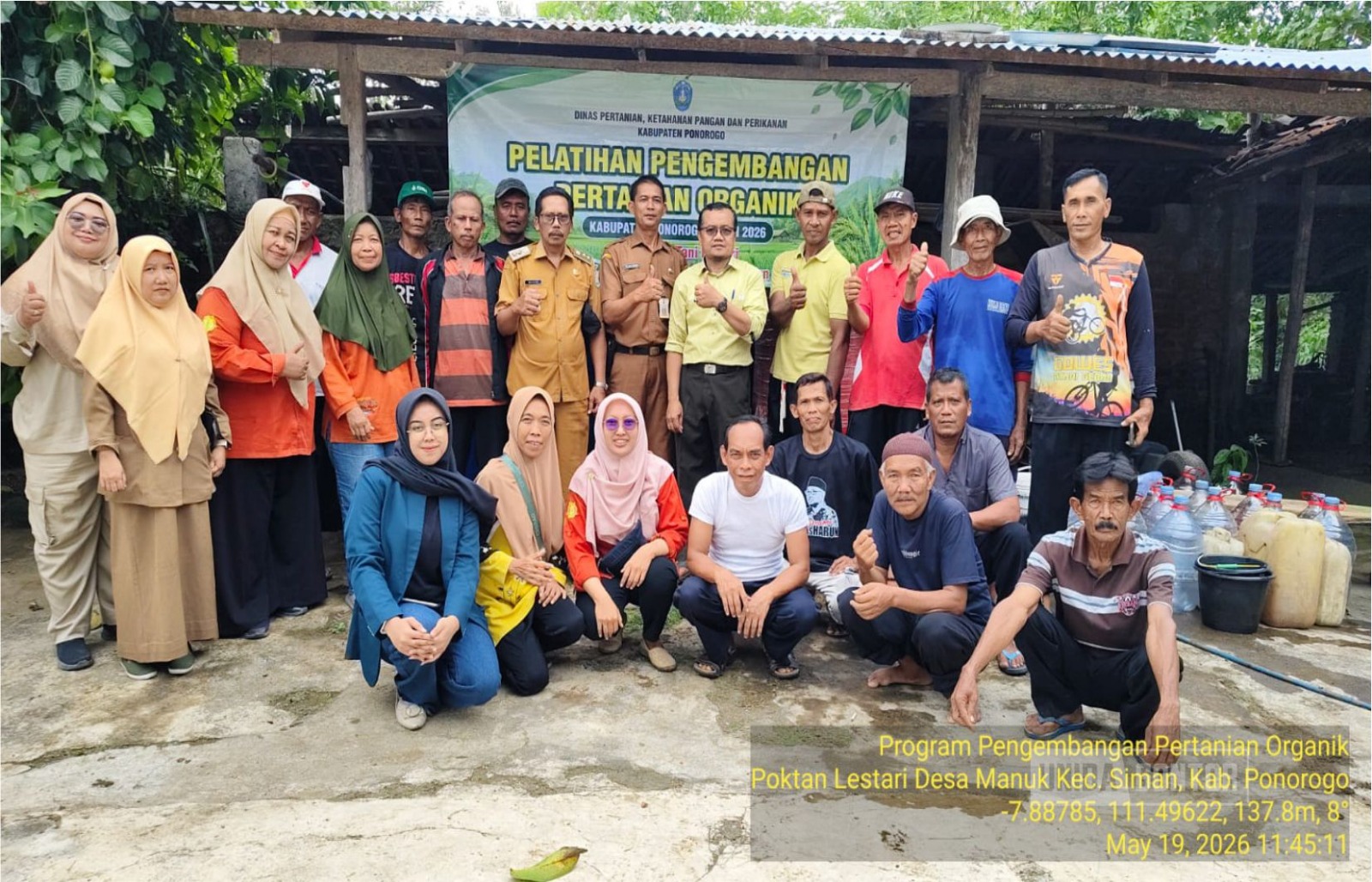 Dosen Agroteknologi UNIDA Gontor memberikan pelatihan pembuatan pupuk organik cair kepada kelompok tani di Ponorogo
