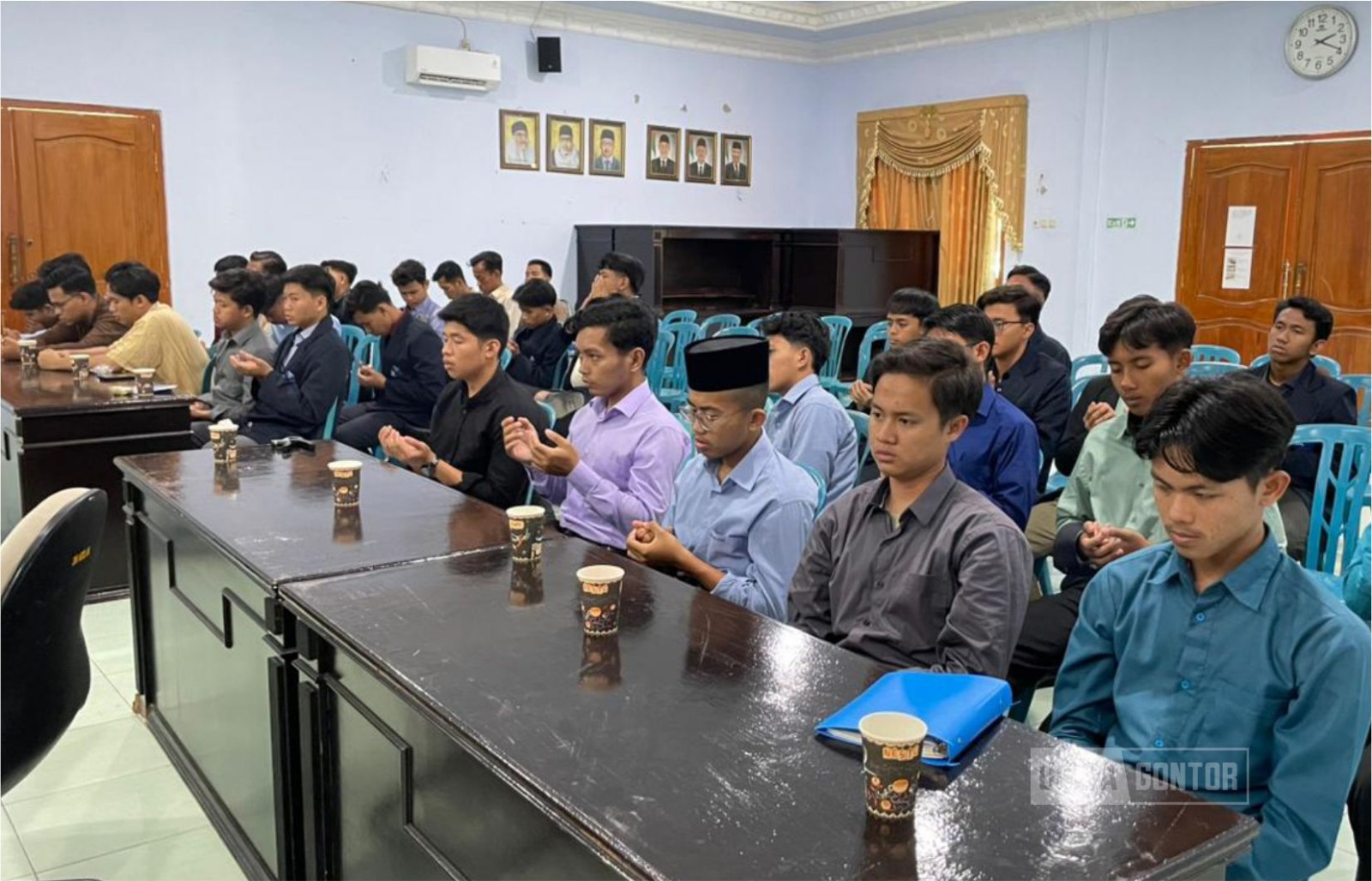 Mahasiswa PBA UNIDA Gontor mengikuti Pembukaan Lisanul-‘Arab 2026 di Hall Hotel UNIDA Inn.