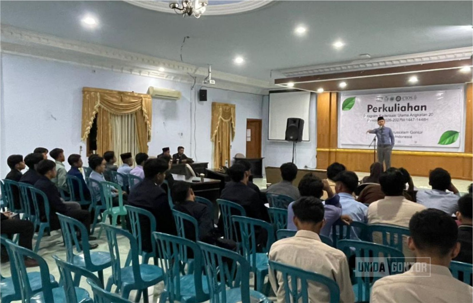 Mahasiswa PBA UNIDA Gontor mengikuti Pembukaan Lisanul-‘Arab 2026 di Hall Hotel UNIDA Inn.