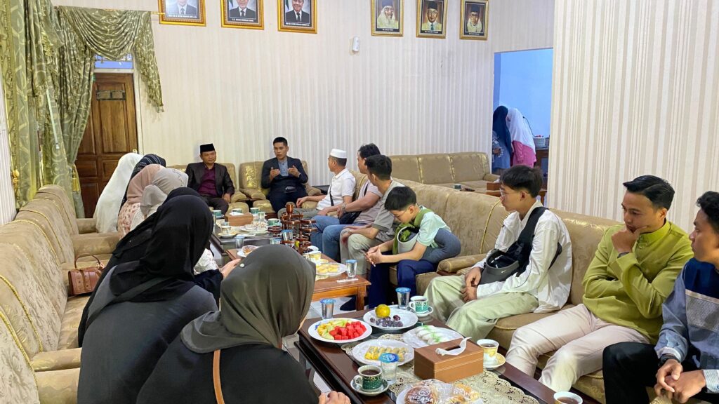 Mahasiswi baru asal China mengikuti kegiatan penyambutan dan pembekalan di UNIDA Gontor Kelas C