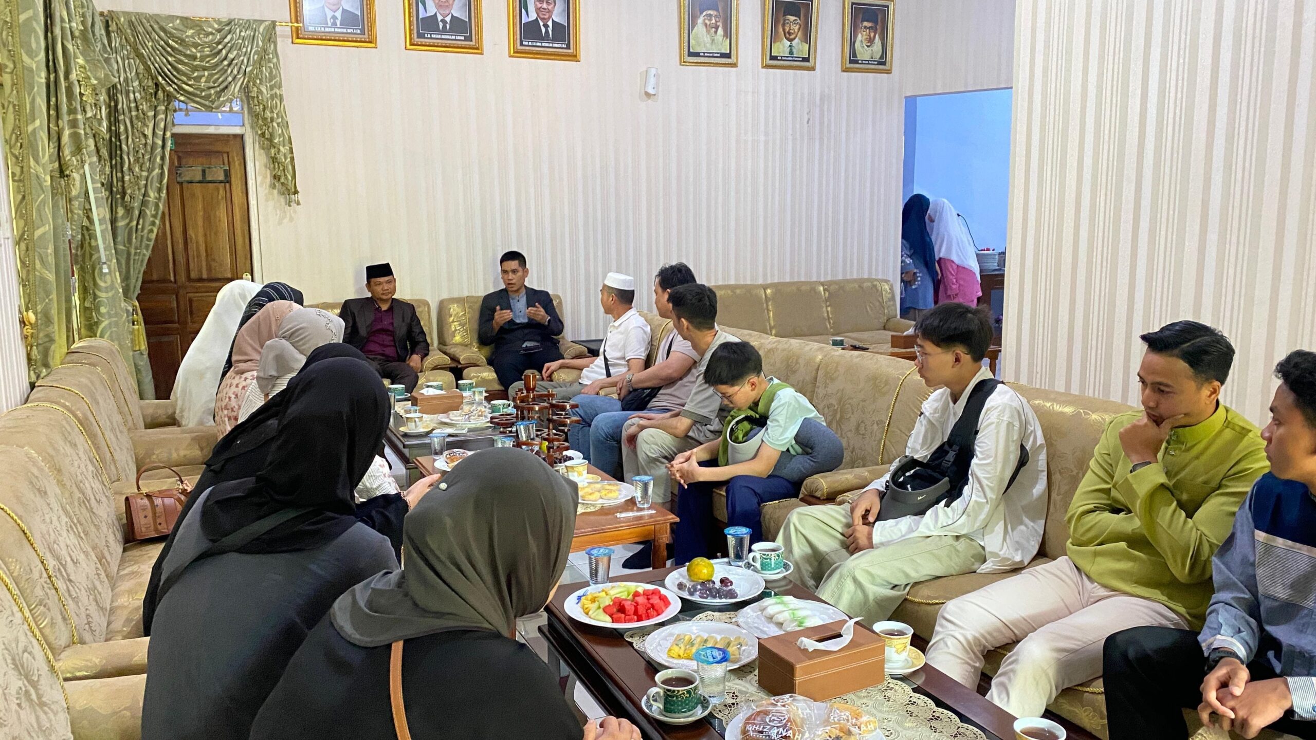 Mahasiswi baru asal China mengikuti kegiatan penyambutan dan pembekalan di UNIDA Gontor Kelas C