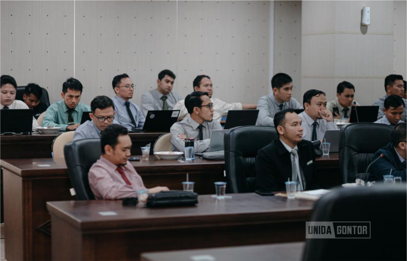 Panitia Milad Ke-63 UNIDA Gontor menggelar rapat koordinasi persiapan kegiatan di Hall Senat UNIDA Gontor.