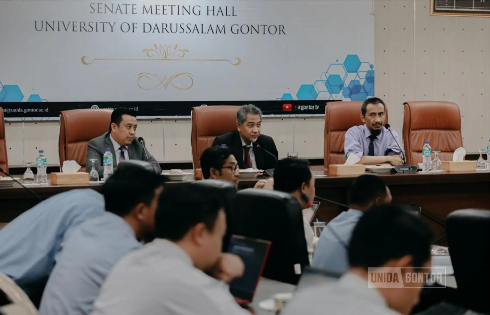 Panitia Milad Ke-63 UNIDA Gontor menggelar rapat koordinasi persiapan kegiatan di Hall Senat UNIDA Gontor.