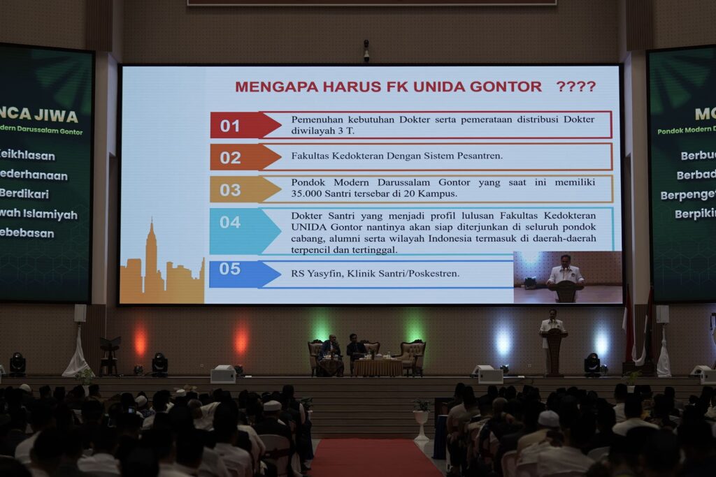 Sayader Turki dan tim FK UNIDA Gontor dalam sarasehan kesehatan komunitas di Pondok Modern Gontor
