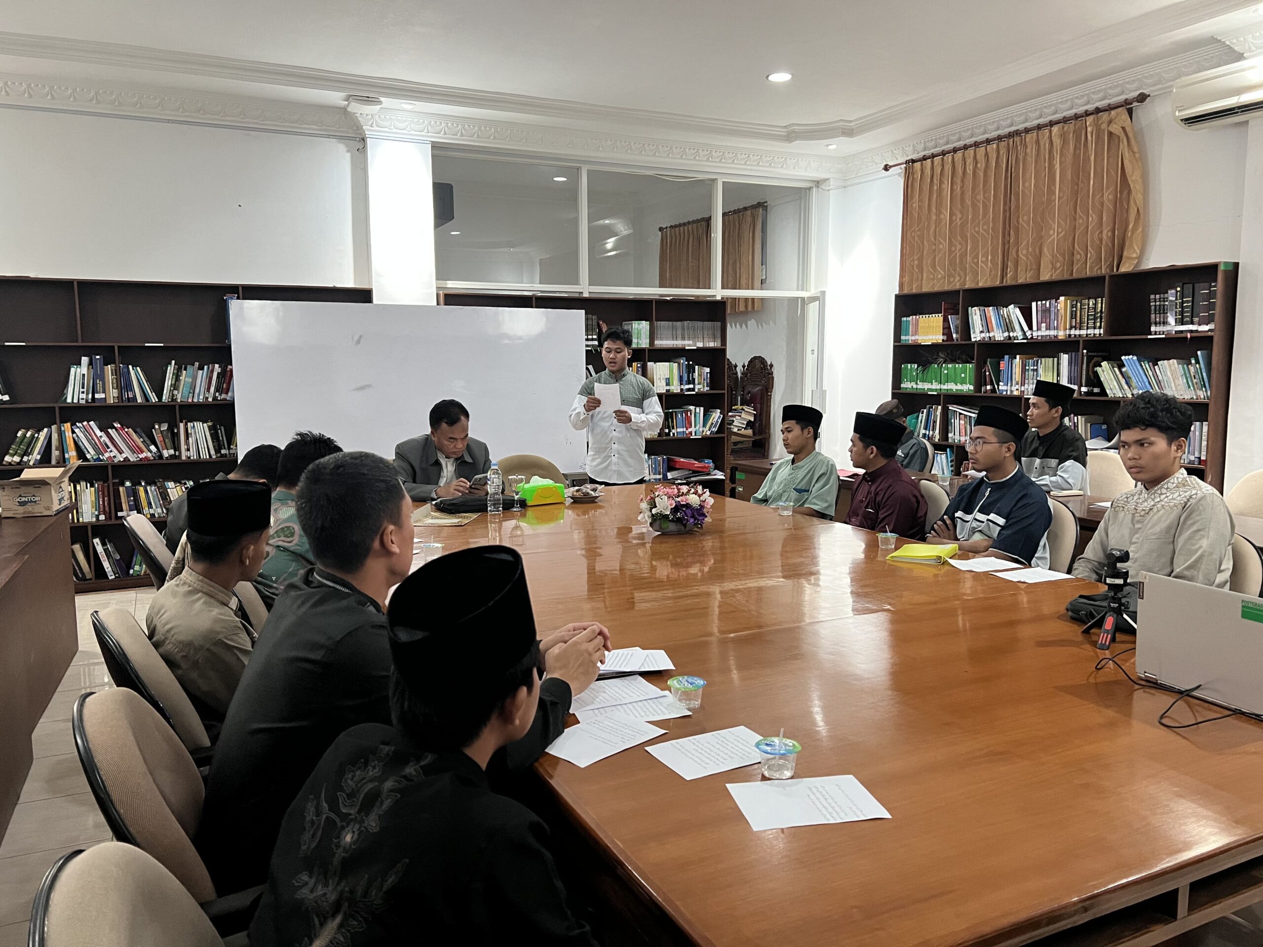 Peserta mengikuti seleksi khatib Jumat Masjid UNIDA Gontor di Gedung Pascasarjana