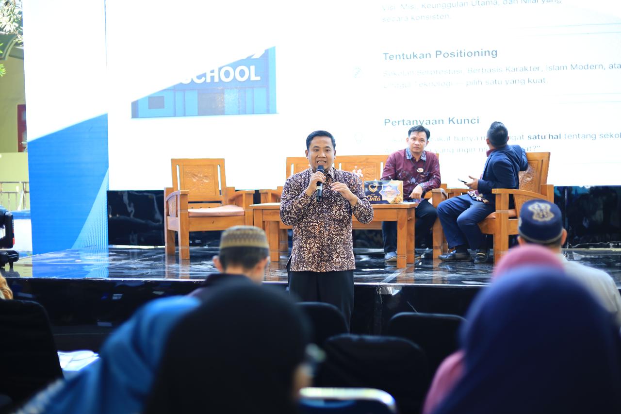 Dosen UNIDA Gontor bersama Primago Consulting saat seminar branding sekolah di Ponorogo