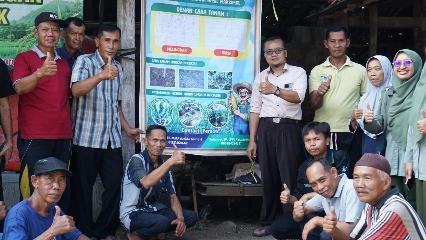 Dosen UNIDA Gontor menjelaskan metode tanam lingkar berjajar kepada kelompok tani di Ponorogo