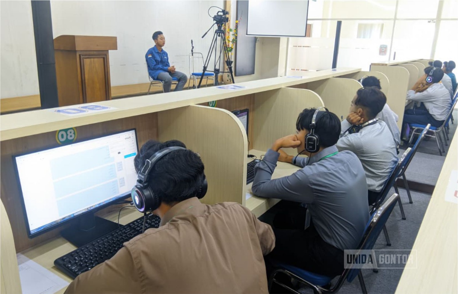 Peserta mengikuti Tes Tahdid Al-Mustawa Universitas Al-Azhar di UNIDA Gontor.