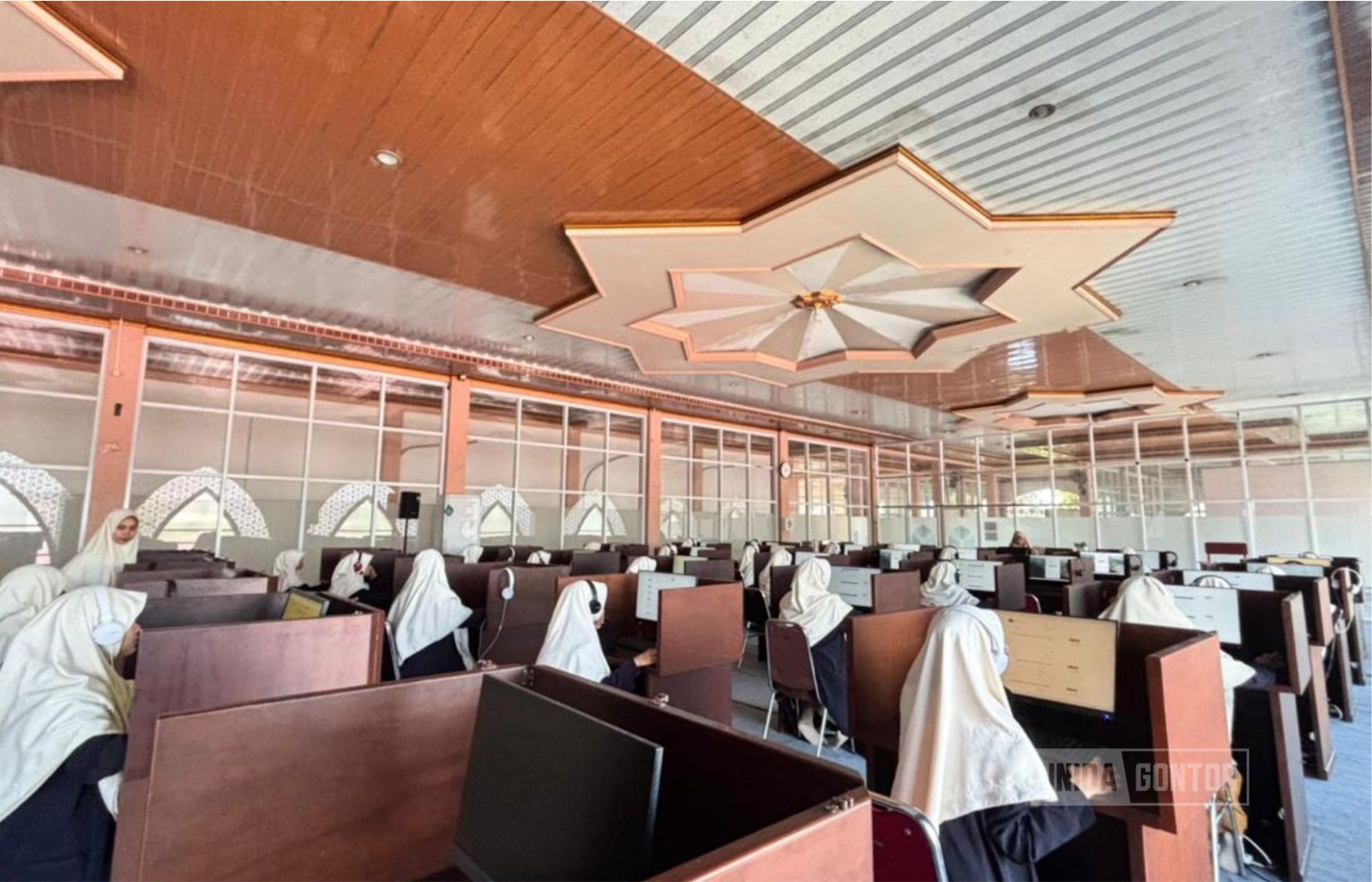 Mahasiswi mengikuti Uji Kemahiran Bahasa di CBT Laboratory UNIDA Gontor
