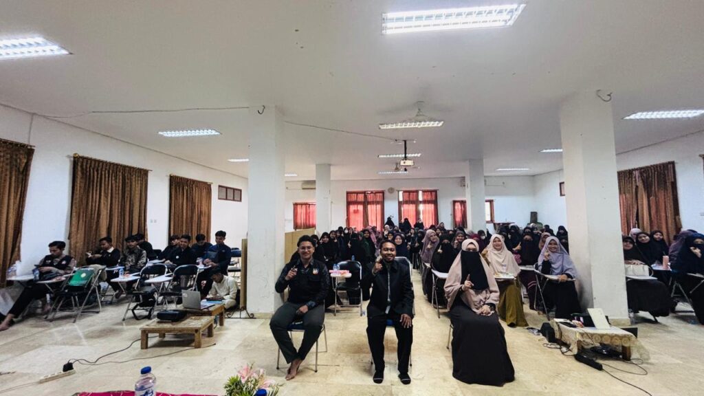 Dosen SAA UNIDA Gontor Muhammad Nurrosyid Huda Setiawan saat menjadi pemateri Seminar Kristologi dan Misiologi di STID Natsir