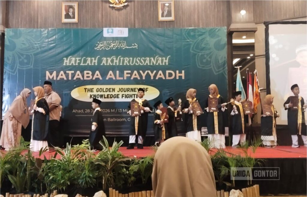 Ketua Dewan Senat UNIDA Gontor menghadiri Haflah Akhirussanah MATABA Al-Fayyadh 2026 di Gresik.