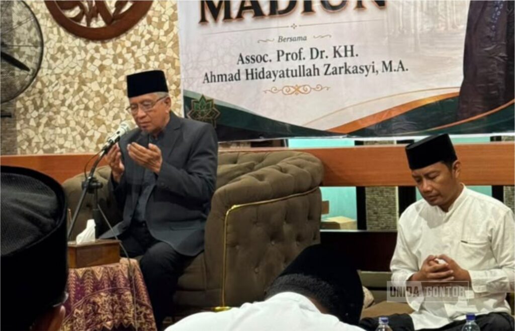 Ketua Senat UNIDA Gontor memberikan kajian pada Silaturahmi IKPM Cabang Madiun.
