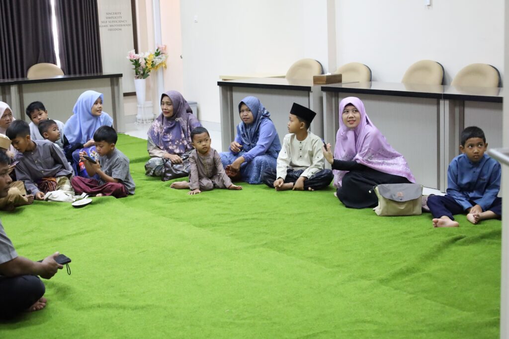 Khitan Massal Milad ke-63 Universitas Darussalam Gontor di Fakultas Kedokteran bersama tim medis dan peserta.