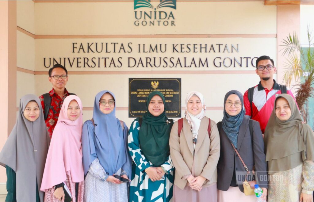 Foto bersama peserta audiensi laboratorium UNIDA Gontor dengan narasumber dari Malaysia