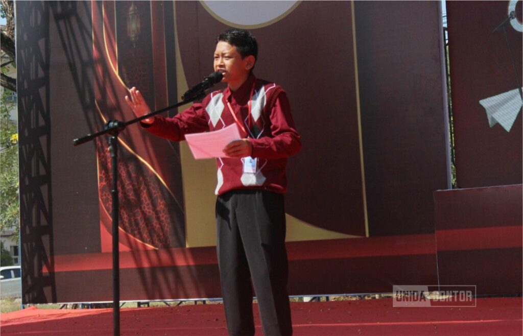 Pelajar SMP dan SMA mengikuti Lomba Baca Puisi dalam rangka Milad ke-63 UNIDA Gontor di Panggung Lapangan Hijau Gedung Terpadu.