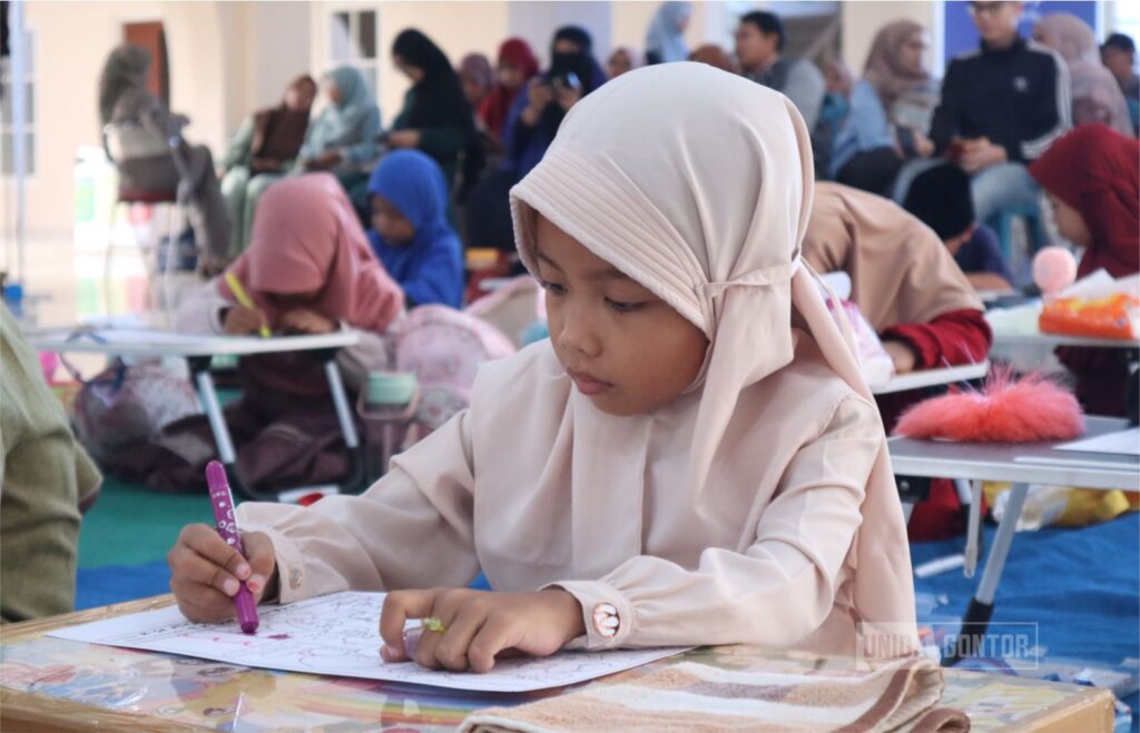 Peserta TK se-Ponorogo mengikuti lomba mewarnai pada side event Bazaar Milad ke-63 UNIDA Gontor di Lobby Gedung Terpadu.