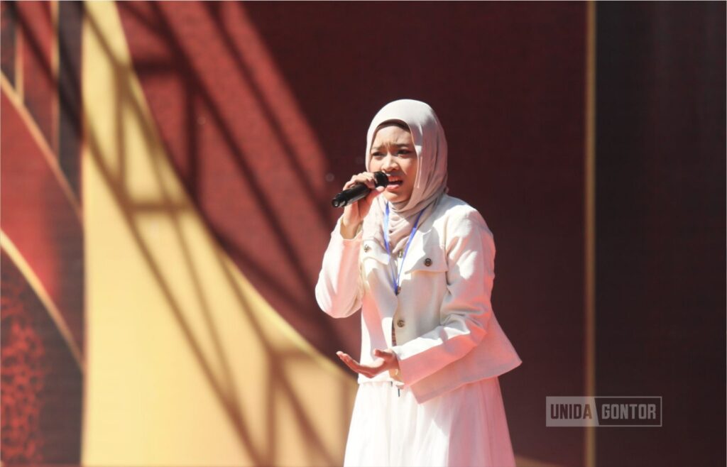 Peserta Lomba Vocalis GENBI tampil pada rangkaian Milad ke-63 Universitas Darussalam Gontor di panggung utama.