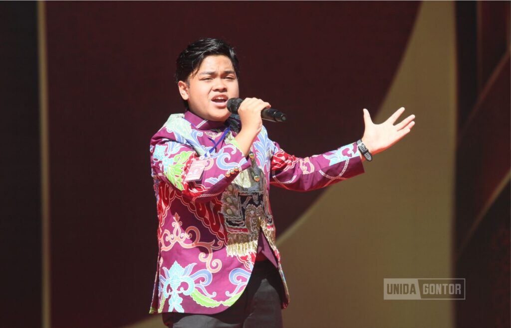 Peserta Lomba Vocalis GENBI tampil pada rangkaian Milad ke-63 Universitas Darussalam Gontor di panggung utama.