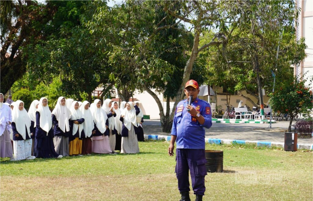 Pelatihan K3 Laboratorium bagi mahasiswi baru Fakultas Ilmu Kesehatan UNIDA Gontor