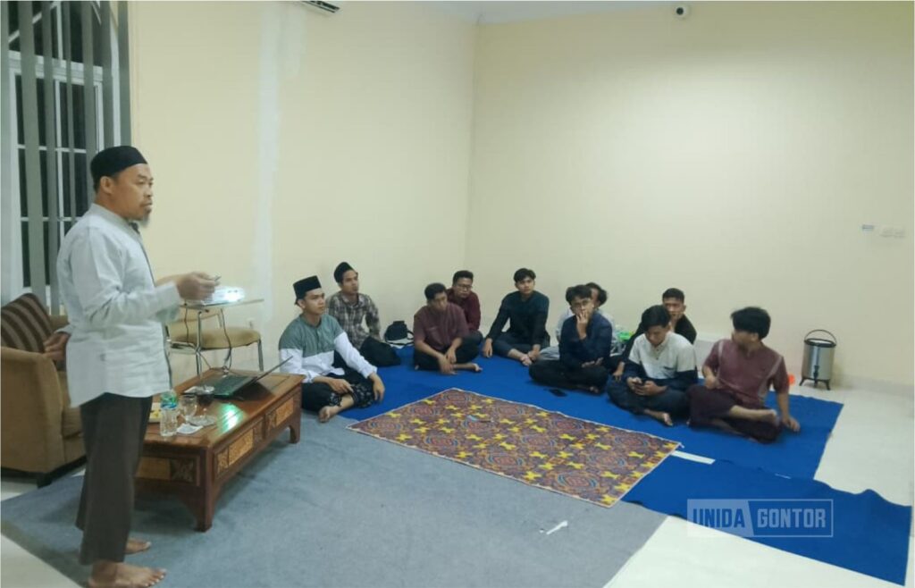 UKM Thibbun Nabawi UNIDA Gontor menggelar pelatihan dan praktik bekam bersama narasumber dari Persatuan Bekam Indonesia Cabang Ponorogo.
