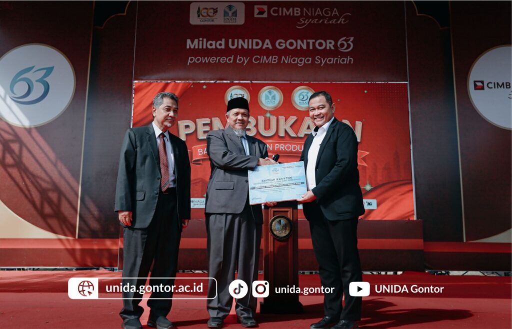 Rektor UNIDA Gontor bersama tamu undangan meresmikan Bazar UMKM dan Produk Alumni dalam rangka 100 Tahun Gontor dan Milad ke-63 UNIDA Gontor.