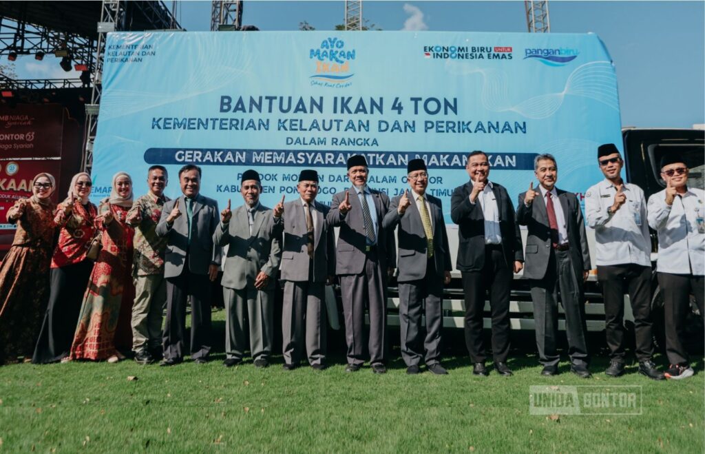 Rektor UNIDA Gontor bersama tamu undangan meresmikan Bazar UMKM dan Produk Alumni dalam rangka 100 Tahun Gontor dan Milad ke-63 UNIDA Gontor.
