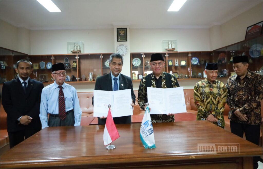 Penandatanganan MoU antara UNIDA Gontor dan PT TIKI Jalur Nugraha Ekakurir (JNE) di Kantor Rektorat UNIDA Gontor.