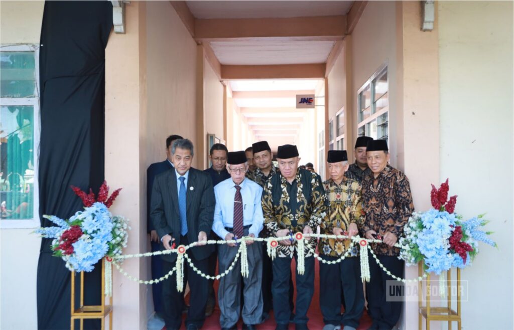 Penandatanganan MoU antara UNIDA Gontor dan PT TIKI Jalur Nugraha Ekakurir (JNE) di Kantor Rektorat UNIDA Gontor.