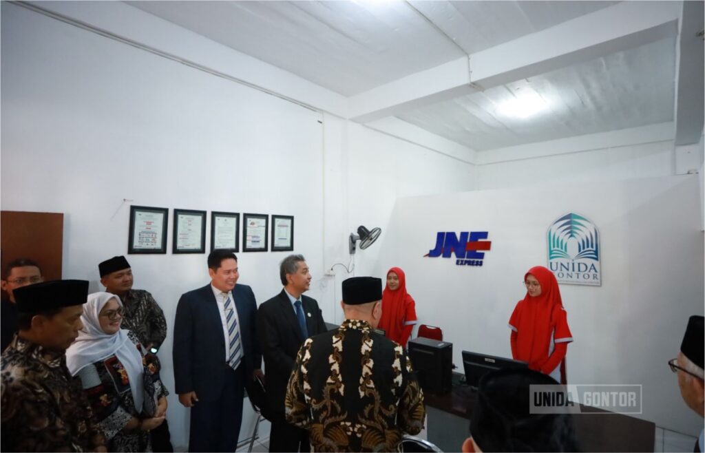 Penandatanganan MoU antara UNIDA Gontor dan PT TIKI Jalur Nugraha Ekakurir (JNE) di Kantor Rektorat UNIDA Gontor.