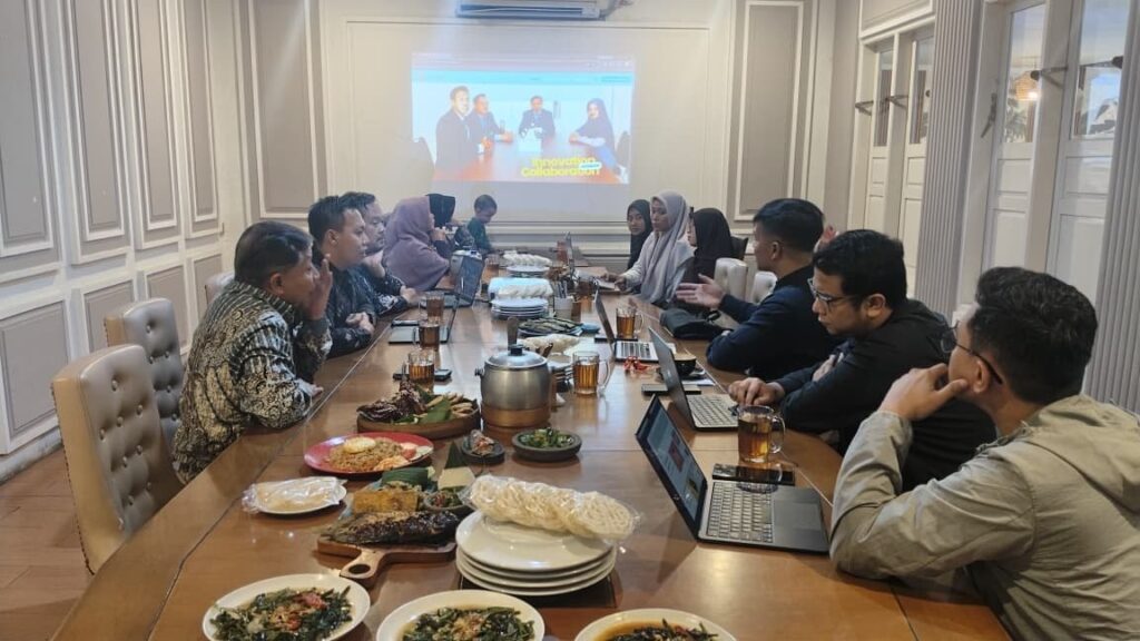 Tim Peneliti E-Holistik Konseling UNIDA Gontor bersama pakar IT dalam penguatan sistem web digital