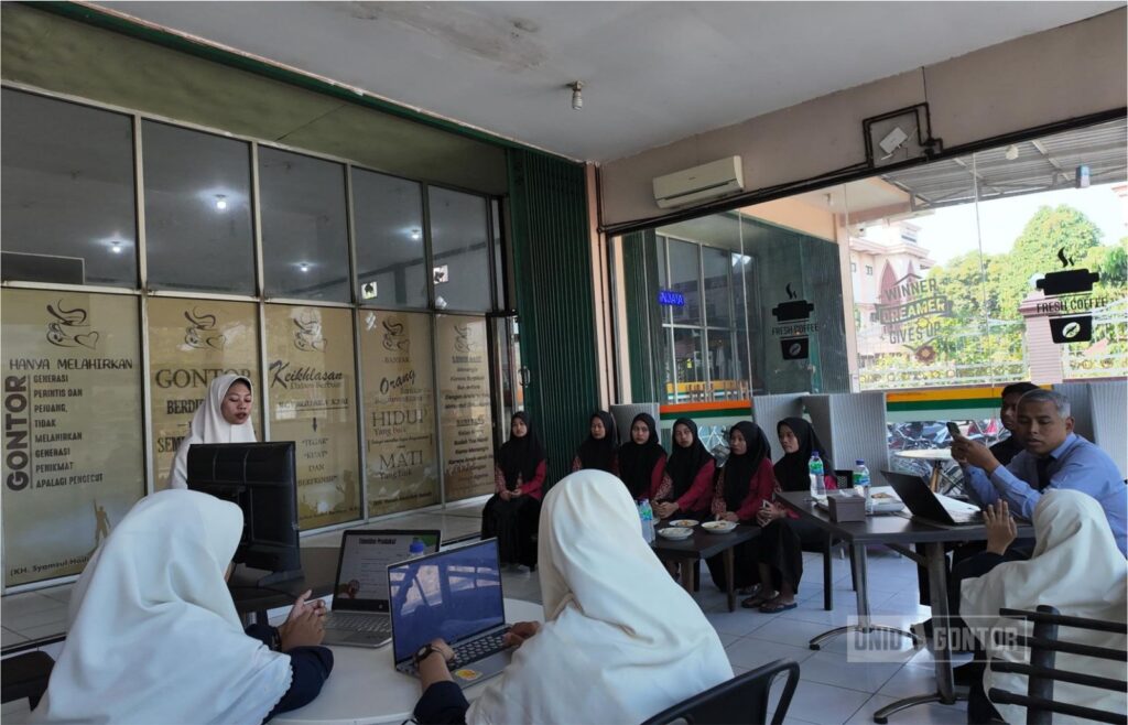 Mahasiswi ILKOM UNIDA Gontor mempresentasikan proposal produksi media PR bersama Roya Mart
