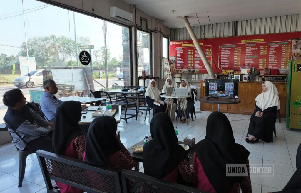 Mahasiswi ILKOM UNIDA Gontor mempresentasikan proposal produksi media PR bersama Roya Mart