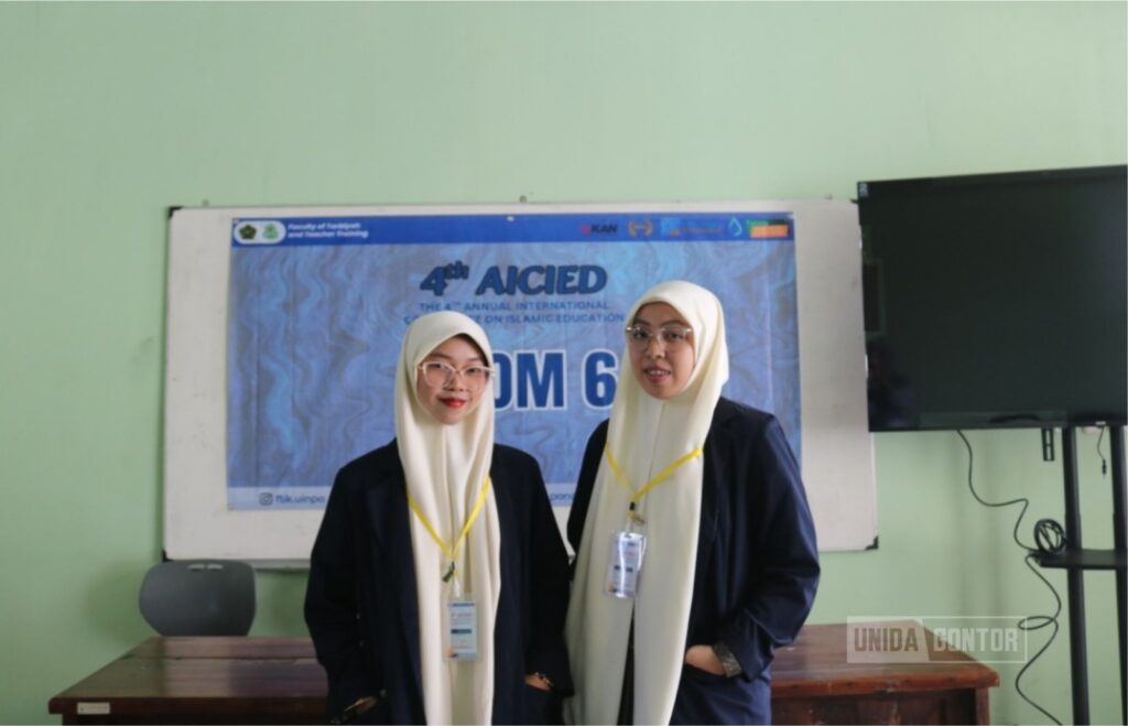 Mahasiswi TBI UNIDA Gontor presentasi penelitian AICIED Ponorogo di acara konferensi internasional