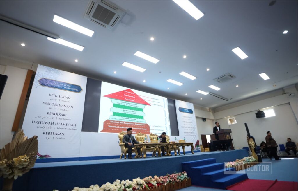 Sarasehan Guru Besar dan Doktor Alumni Gontor di Universitas Darussalam Gontor membahas sistem dan nilai Gontor menuju World Class University.