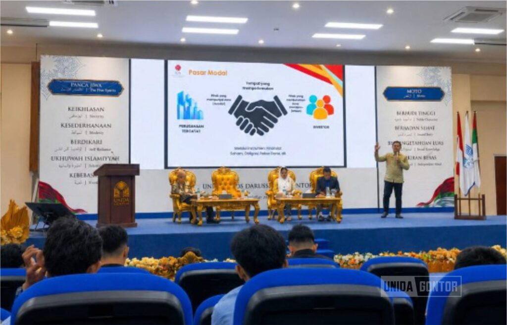 Rektor UNIDA Gontor bersama narasumber dan peserta Seminar Nasional Literasi Keuangan dan Investasi Syariah di Hall Gedung Terpadu UNIDA Gontor.