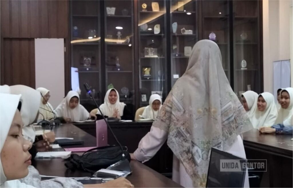 Mahasiswa Program Studi Farmasi UNIDA Gontor mengikuti Short Course Clinical Research in Hospital bersama apt. Marik Sri Husnul Khotimah, S.Farm., Apt.