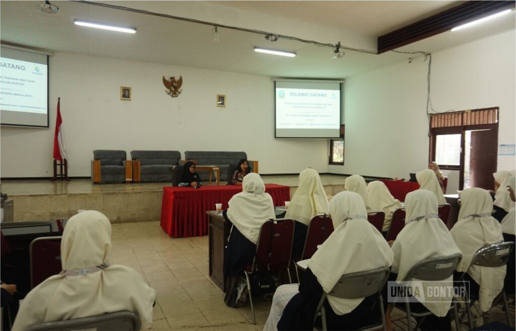 Mahasiswi Agroteknologi Universitas Darussalam Gontor saat kunjungan studi di UPT Materia Medica Batu