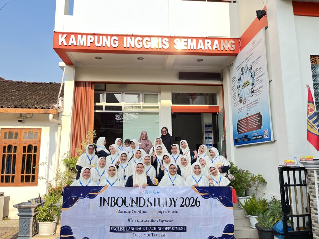 Mahasiswi TBI UNIDA Gontor mengikuti Studi Pengayaan Lapangan di Semarang