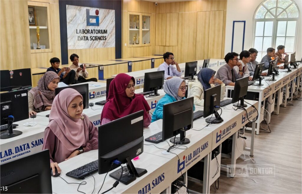 Peserta mengikuti Ujian Sertifikasi IC3 Digital Literacy di Laboratorium Teknik Informatika Fakultas Sains dan Teknologi UNIDA Gontor.