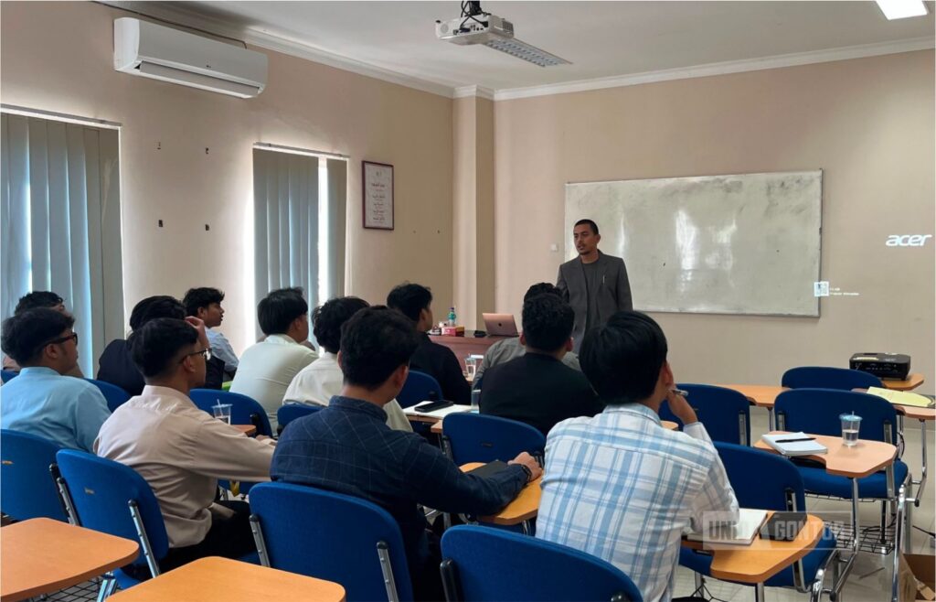 Mahasiswa PBA UNIDA Gontor mengikuti Visiting Lecturer tentang edupreneur pendidikan modern