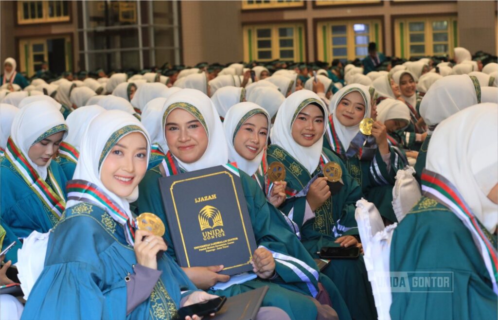 Wisuda ke-46 UNIDA Gontor mengukuhkan lulusan dengan semangat pengabdian
