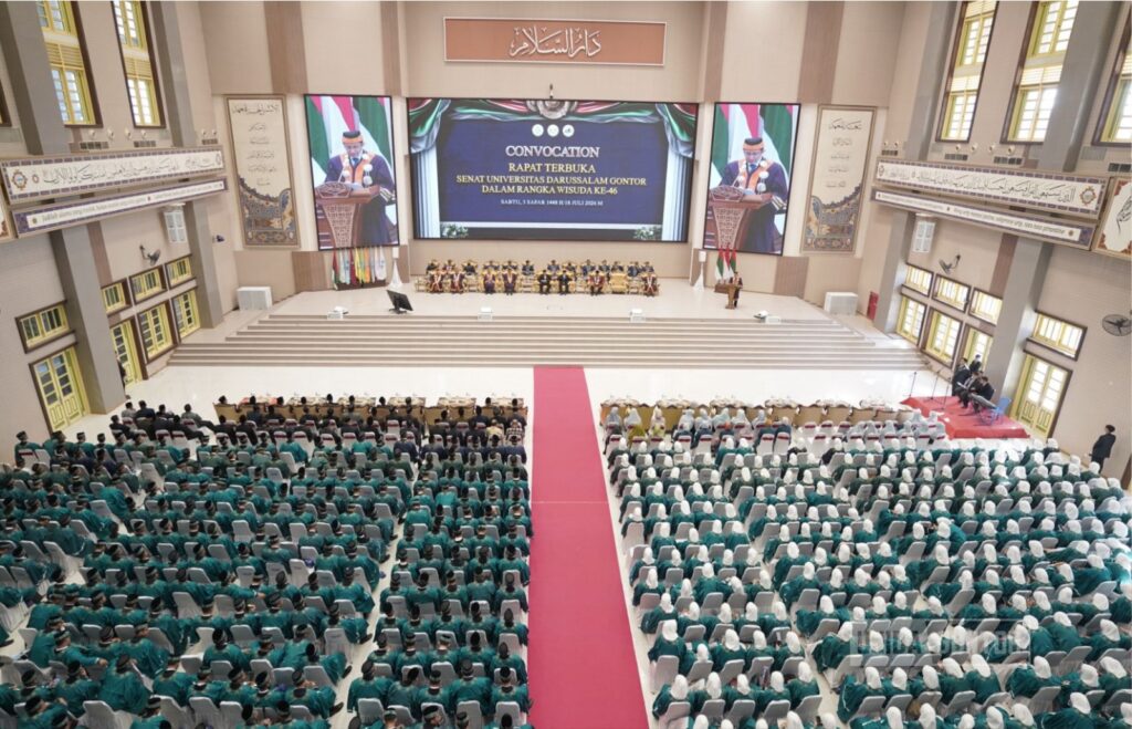 Wisuda ke-46 UNIDA Gontor mengukuhkan 1.203 wisudawan di Balai Pertemuan Pondok Modern Darussalam Gontor