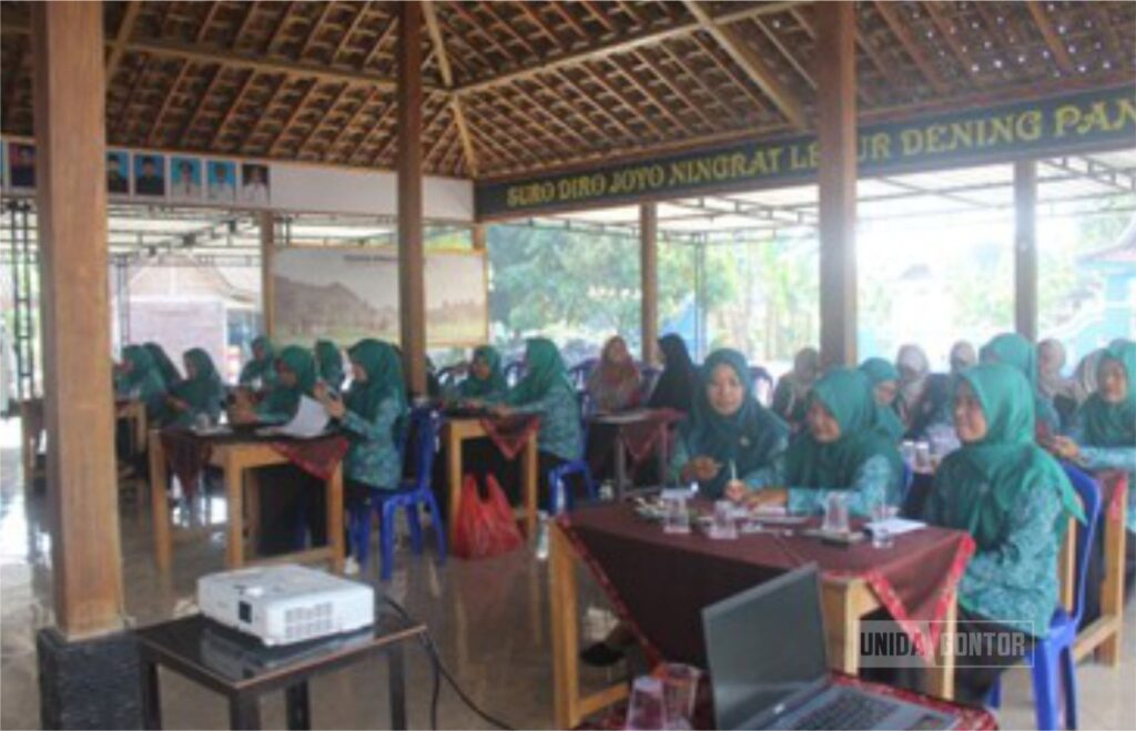 Dosen Farmasi UNIDA Gontor memberikan edukasi swamedikasi obat tradisional kepada ibu-ibu PKK Desa Pengkol