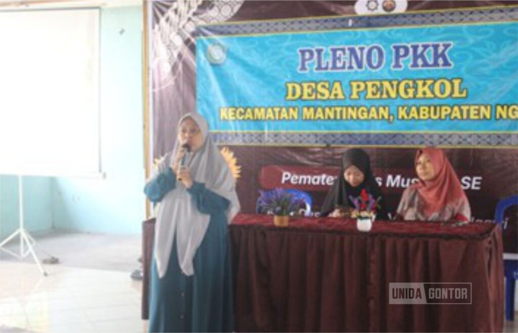 Dosen Farmasi UNIDA Gontor memberikan edukasi swamedikasi obat tradisional kepada ibu-ibu PKK Desa Pengkol