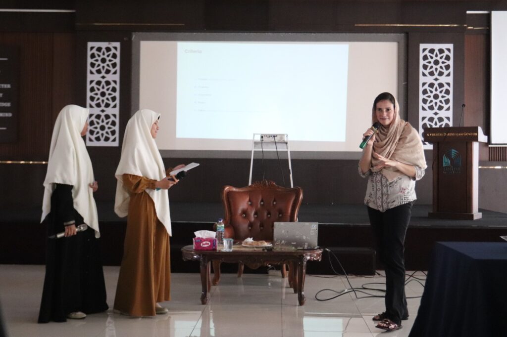 English Academic Workshop DPB UNIDA Gontor tentang keterampilan presentasi akademik bahasa Inggris